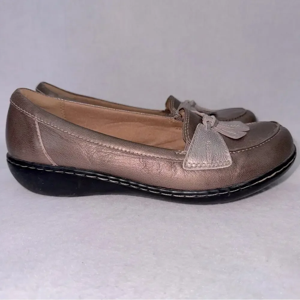 EUC Women’s Clarks Leather Slip-on Shoes Flats Moccasins Pewter size 7.5XW